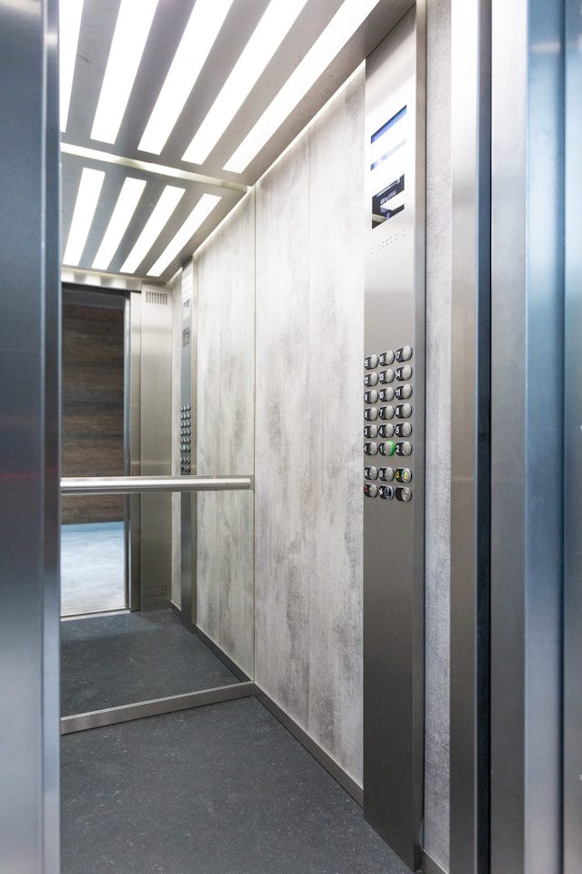 Intérieur d’un ascenseur moderne illustrant les applications des verrous électromagnétiques Perjes pour sécuriser les cabines et portes palières