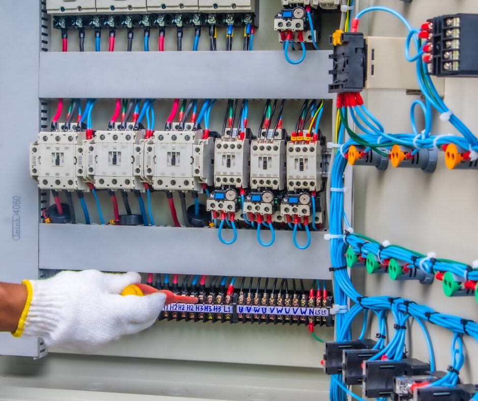 Armoire technique électrique en maintenance, illustrant la sécurisation par verrou électromagnétique industriel.