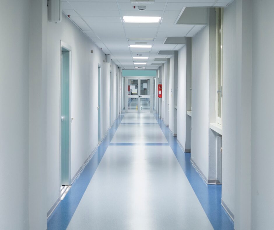Portes d’accès de zone médicale dans un hôpital, nécessitant un verrouillage électromagnétique sécurisé.